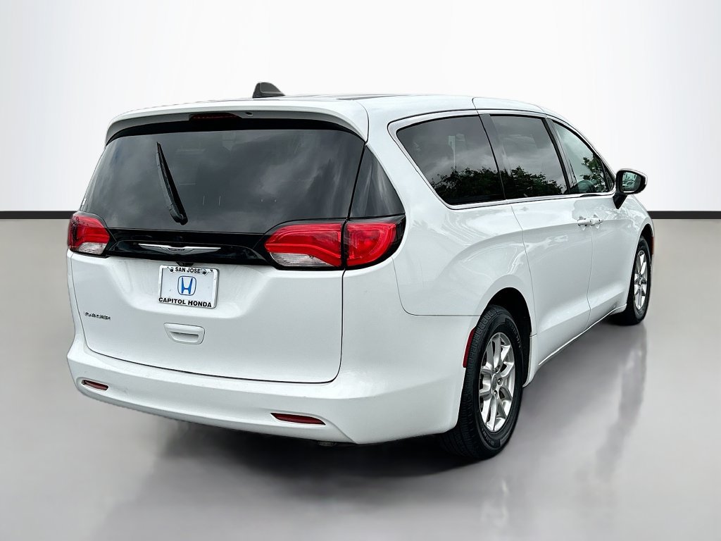 Used 2022 Chrysler Voyager LX FWD image 5