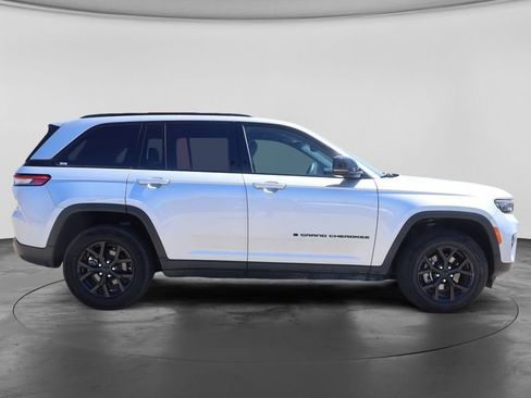 Used 2024 Jeep Grand Cherokee Altitude AWD/4WD image 9
