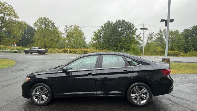 Used 2024 Volkswagen Jetta SE FWD image 8