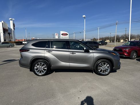 Used 2026 Toyota Highlander Limited image 4