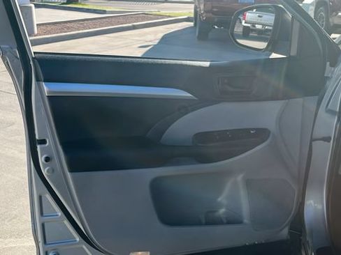 Used 2019 Toyota Highlander Plus w/ Carpet Mat Package (TMS) FWD image 5