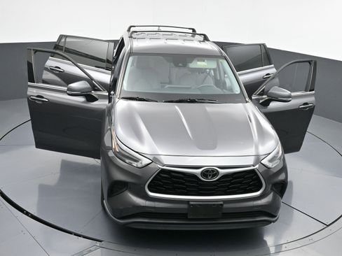 Used 2021 Toyota Highlander L image 38