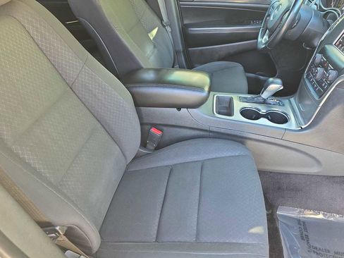 Used 2018 Jeep Grand Cherokee Laredo image 18