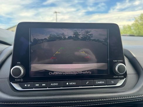 Used 2024 Nissan Rogue SV FWD image 25