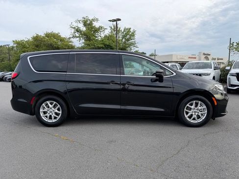 Used 2023 Chrysler Pacifica Touring-L FWD image 8