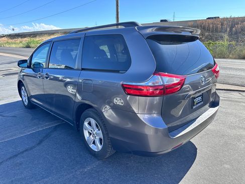 Used 2017 Toyota Sienna LE FWD image 4