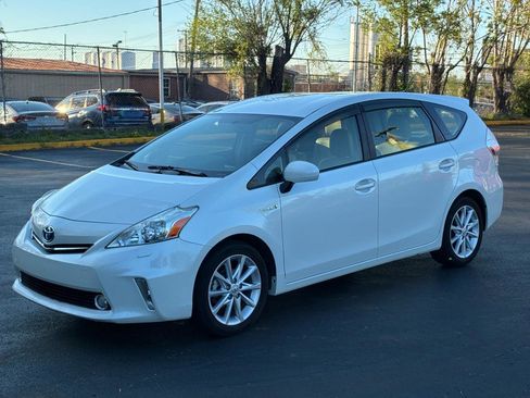 Used 2014 Toyota Prius V Five image 2