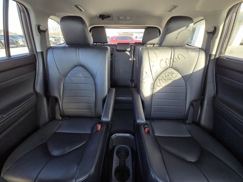 Used 2024 Toyota Highlander XLE image 28