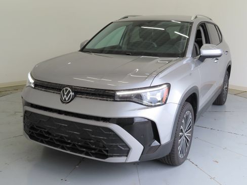 New 2026 Volkswagen Taos SE FWD image 8
