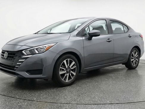 Used 2025 Nissan Versa SV image 3
