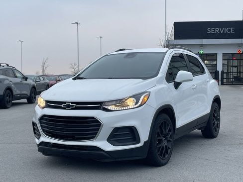 Used 2022 Chevrolet Trax LT w/ Sport Edition image 3