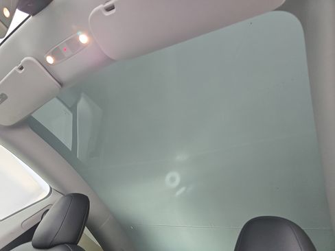 Used 2022 Tesla Model Y Long Range image 30