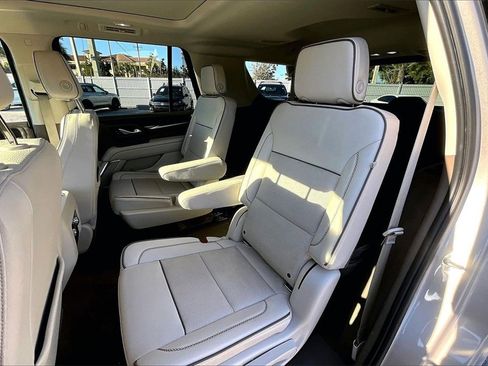 Used 2021 GMC Yukon Denali w/ Denali Premium Package image 16