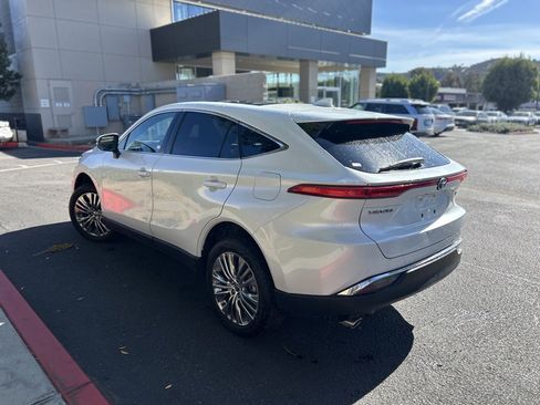 Used 2023 Toyota Venza Limited image 4