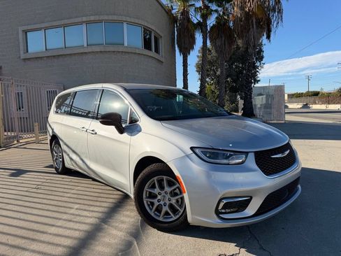 Used 2024 Chrysler Pacifica Touring-L FWD image 5