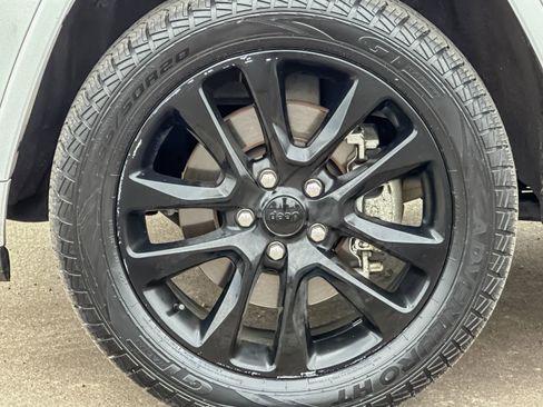 Used 2022 Jeep Grand Cherokee Laredo X AWD/4WD image 25