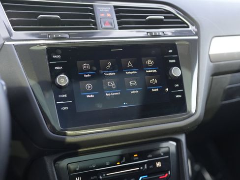 Used 2023 Volkswagen Tiguan SE R-Line image 14