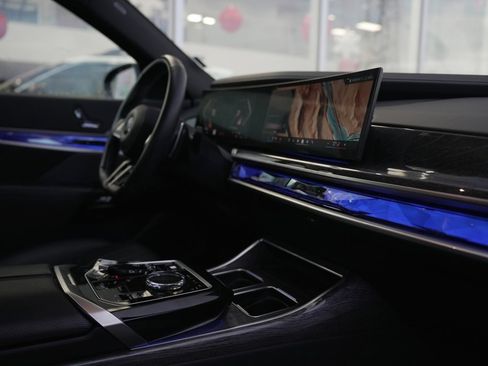 Used 2024 BMW 740i image 13