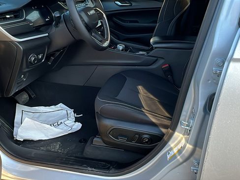 Used 2024 Jeep Grand Cherokee Laredo image 15