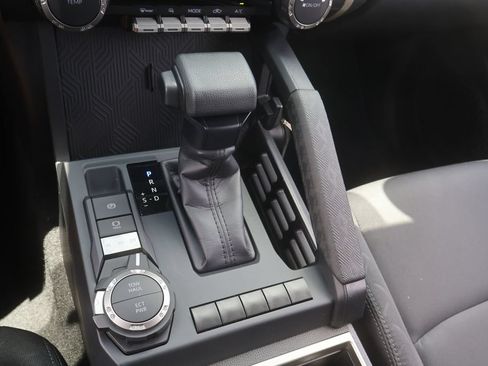 Certified 2025 Toyota Tacoma SR5 AWD/4WD image 25