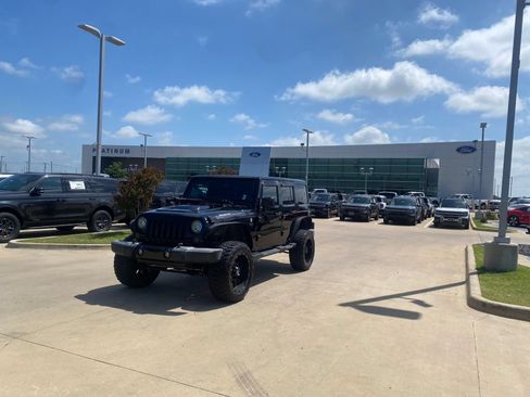 Used 2017 Jeep Wrangler Unlimited Sahara AWD/4WD image 25
