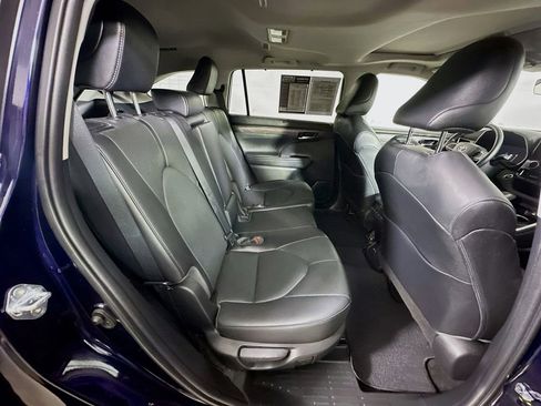 Used 2023 Toyota Highlander Limited FWD image 11