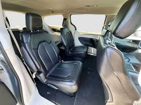 Used 2023 Chrysler Pacifica Touring-L FWD image 27