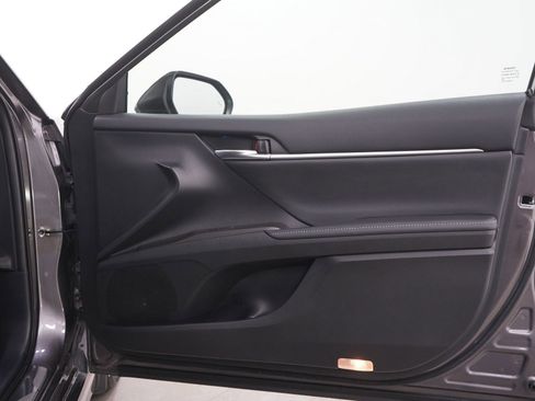 Used 2022 Toyota Camry XSE FWD image 9