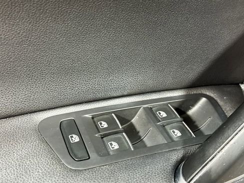 Used 2017 Volkswagen GTI SE image 31