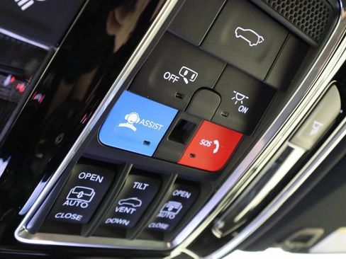 Used 2023 Jeep Grand Cherokee Overland w/ Advanced Protech Group III image 17