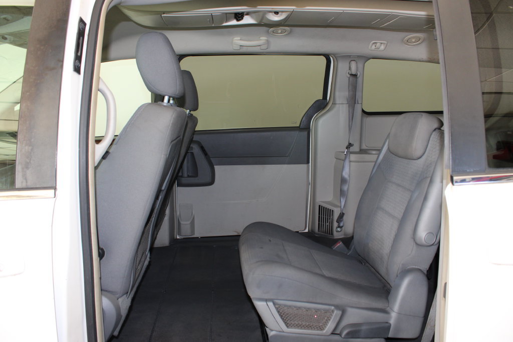 Used 2009 Chrysler Town & Country Touring FWD image 4