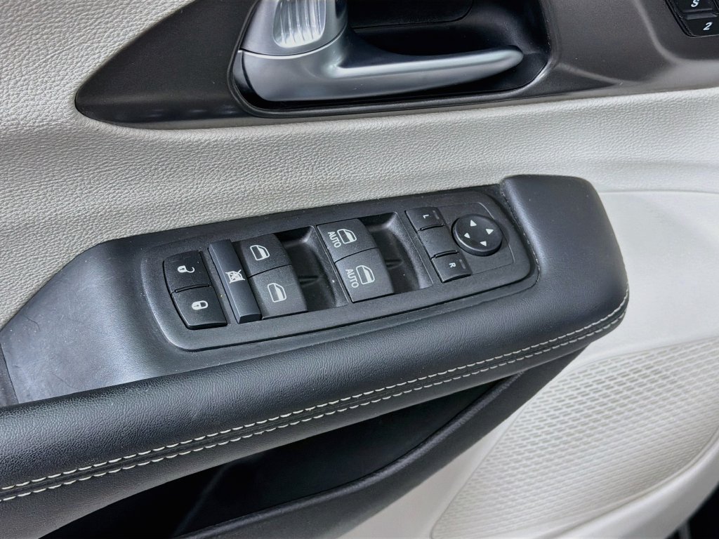 Used 2024 Chrysler Pacifica Touring-L FWD image 17