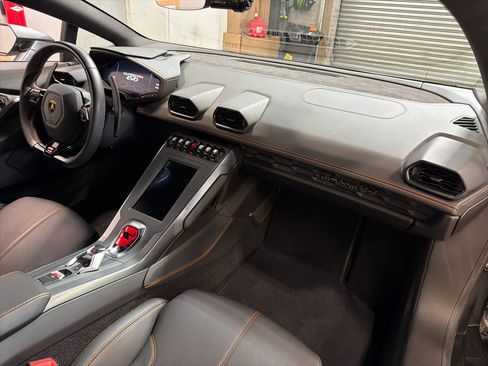 Used 2021 Lamborghini Huracan EVO image 19