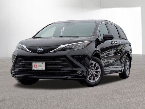 Certified 2025 Toyota Sienna XLE image 1