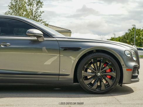 Used 2022 Bentley Flying Spur Plug-In Hybrid image 11