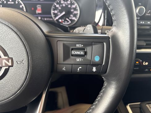 Used 2025 Nissan Pathfinder SV image 18