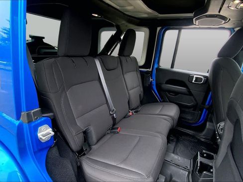Used 2022 Jeep Wrangler Unlimited Sahara AWD/4WD image 19