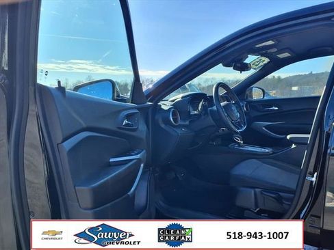 Used 2025 Chevrolet Trax RS FWD image 12