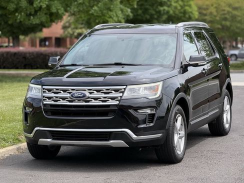 Used 2018 Ford Explorer XLT w/ Equipment Group 202A FWD image 2