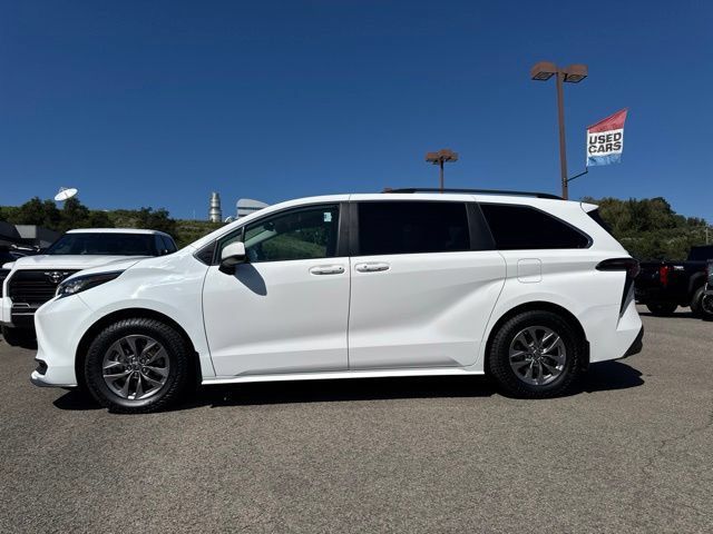 Used 2023 Toyota Sienna LE AWD/4WD image 3