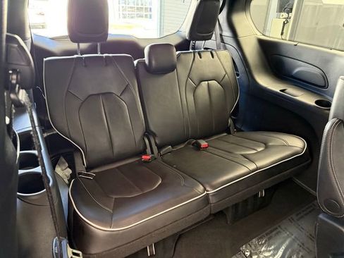 Used 2025 Chrysler Pacifica Limited FWD image 57