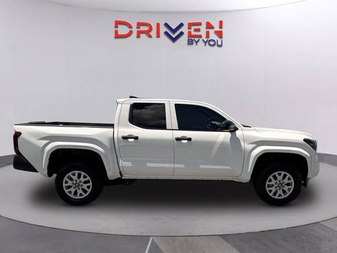 Used 2025 Toyota Tacoma SR AWD/4WD image 2
