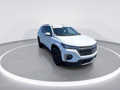 Used 2023 Chevrolet Traverse LT image 2