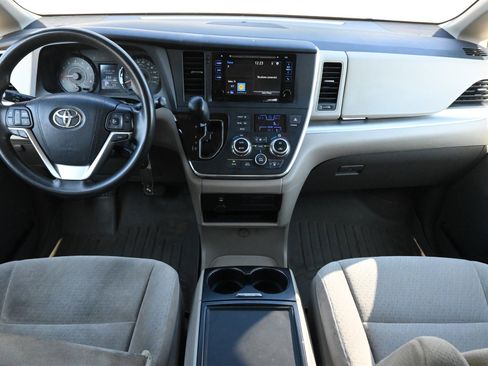 Used 2015 Toyota Sienna LE image 7
