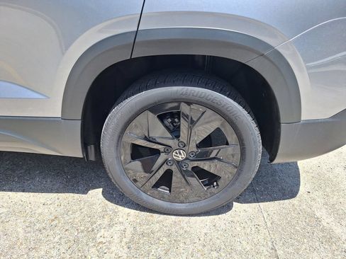 Certified 2025 Volkswagen Taos SE FWD image 23