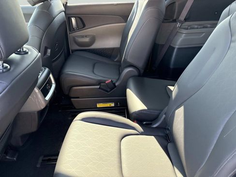 New 2026 Kia Carnival EX image 17