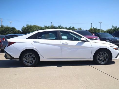 Used 2024 Hyundai Elantra SEL FWD image 4