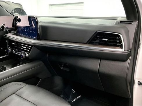 Used 2025 Chevrolet Suburban Z71 image 20