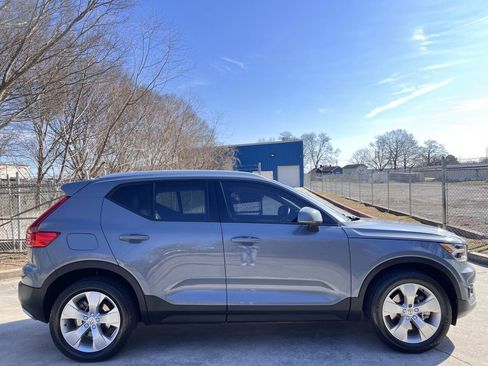 Used 2022 Volvo XC40 T5 Momentum image 4