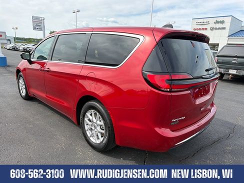 Used 2025 Chrysler Pacifica Select FWD image 3